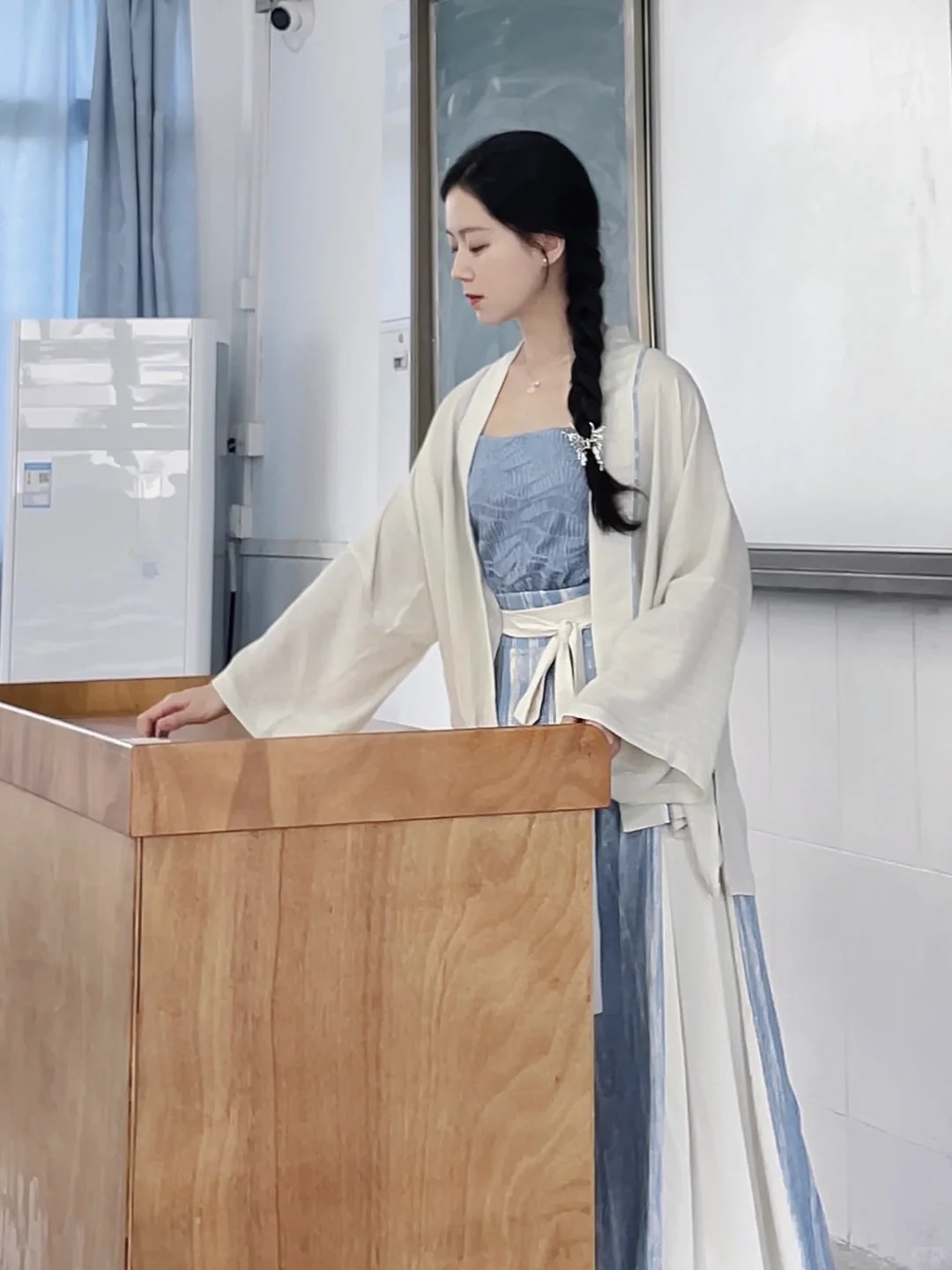 Cô giáo Mỹ thuật đang hot nhất TikTok: Mặt đã xinh, style đi dạy còn đỉnh hơn!- Ảnh 9. Cô giáo Mỹ thuật đang hot nhất TikTok: Mặt đã xinh, style đi dạy còn đỉnh hơn!- Ảnh 9.