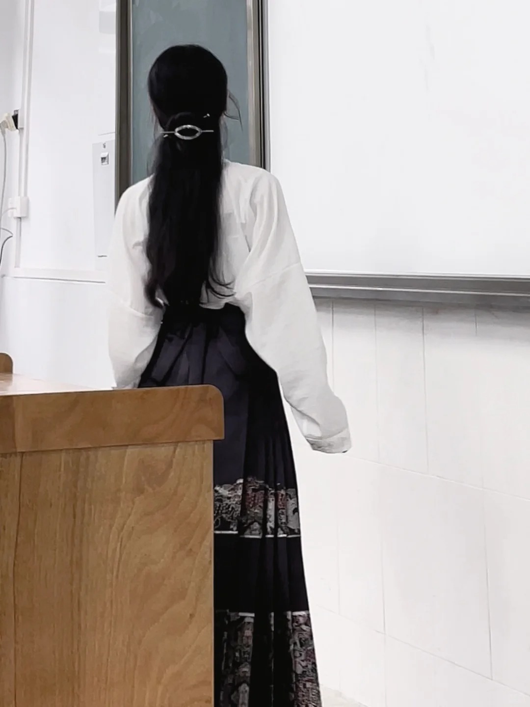 Cô giáo Mỹ thuật đang hot nhất TikTok: Mặt đã xinh, style đi dạy còn đỉnh hơn!- Ảnh 6. Cô giáo Mỹ thuật đang hot nhất TikTok: Mặt đã xinh, style đi dạy còn đỉnh hơn!- Ảnh 6.