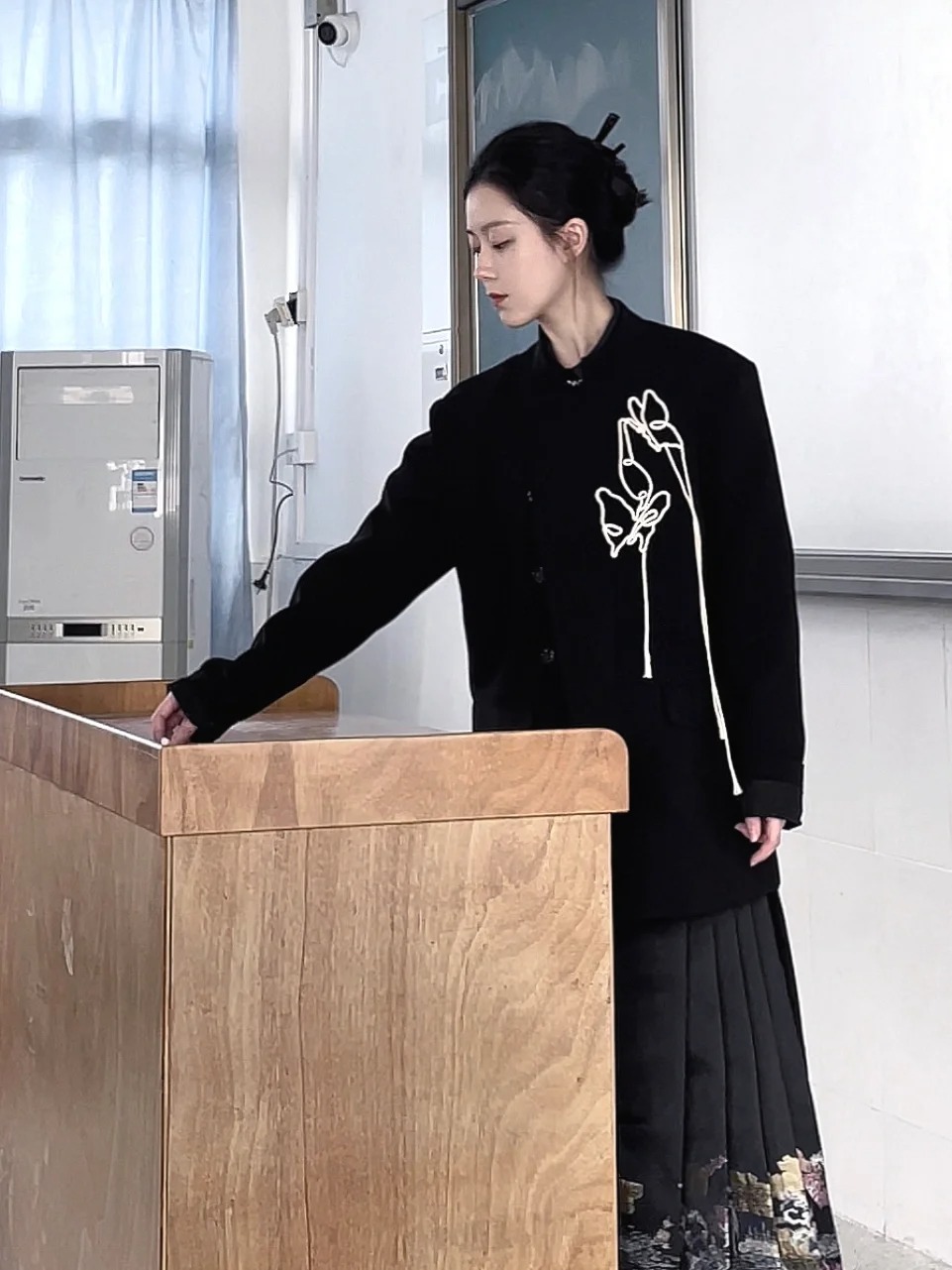 Cô giáo Mỹ thuật đang hot nhất TikTok: Mặt đã xinh, style đi dạy còn đỉnh hơn!- Ảnh 5. Cô giáo Mỹ thuật đang hot nhất TikTok: Mặt đã xinh, style đi dạy còn đỉnh hơn!- Ảnh 5.