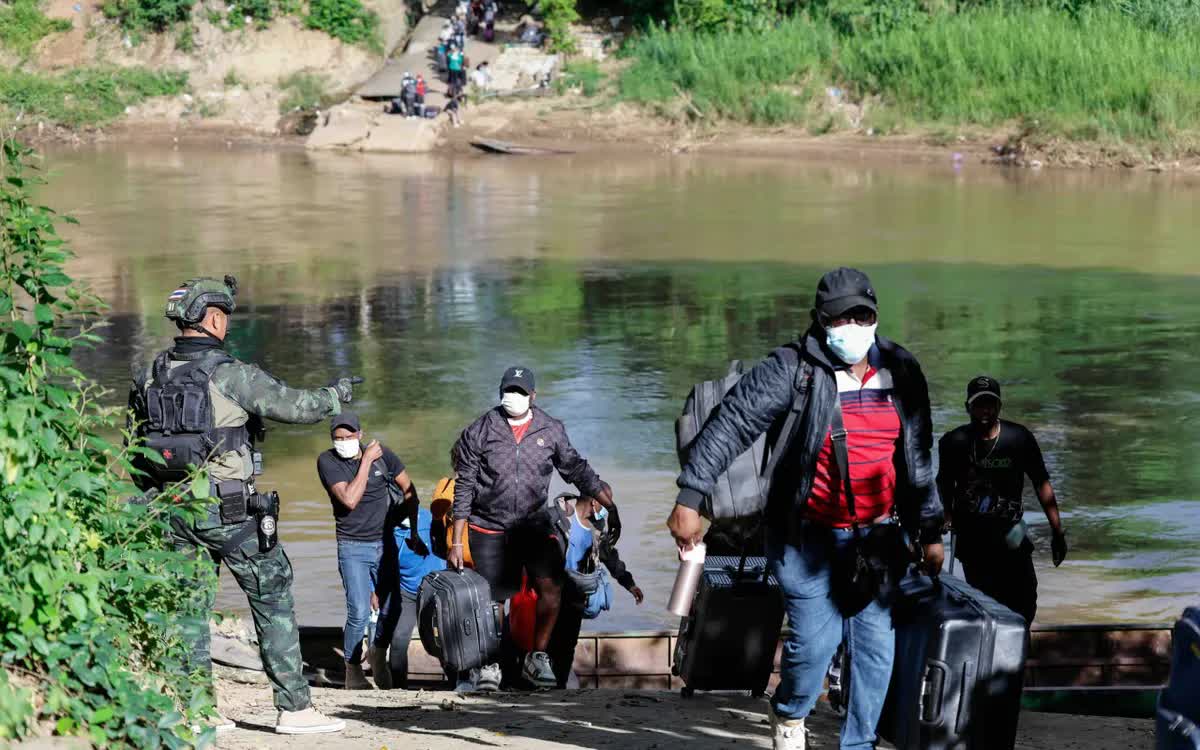 Những lao động được giải cứu khỏi khu phức hợp KK Park ở Myanmar tại bờ sông Moei thuộc Thái Lan, ngày 24/10/2025 (Ảnh: AFP) Những lao động được giải cứu khỏi khu phức hợp KK Park ở Myanmar tại bờ sông Moei thuộc Thái Lan, ngày 24/10/2025 (Ảnh: AFP)