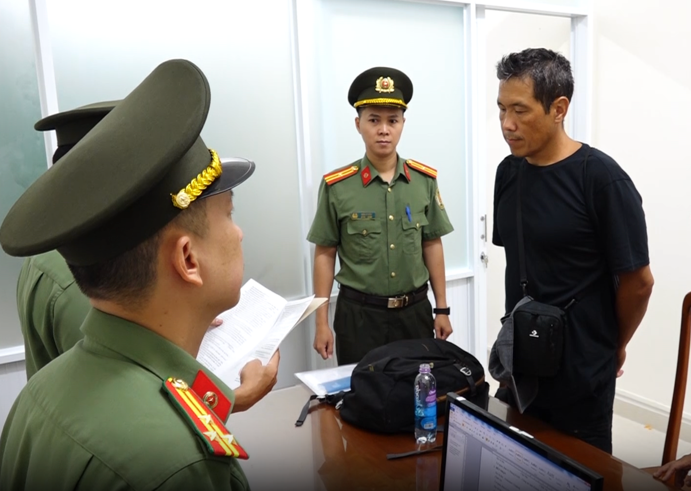 Khánh Hòa trục xuất đối tượng nước ngoài có lệnh truy nã đỏ của Interpol- Ảnh 1. Khánh Hòa trục xuất đối tượng nước ngoài có lệnh truy nã đỏ của Interpol- Ảnh 1.