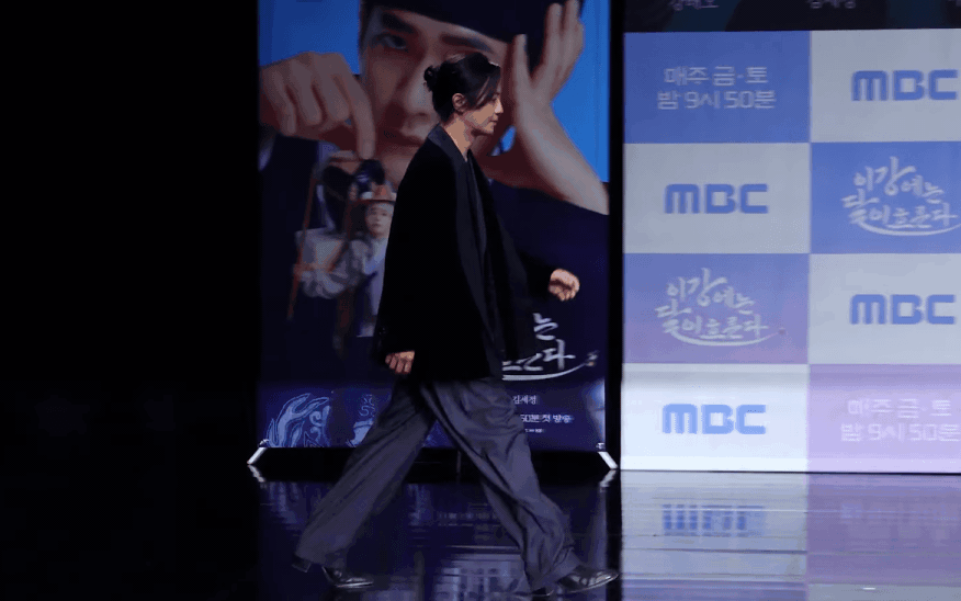 Dụi mắt 7749 lần vẫn không nhận ra mỹ nam đẹp nhất Hậu Duệ Mặt Trời, sao anh lại ra nông nỗi này?