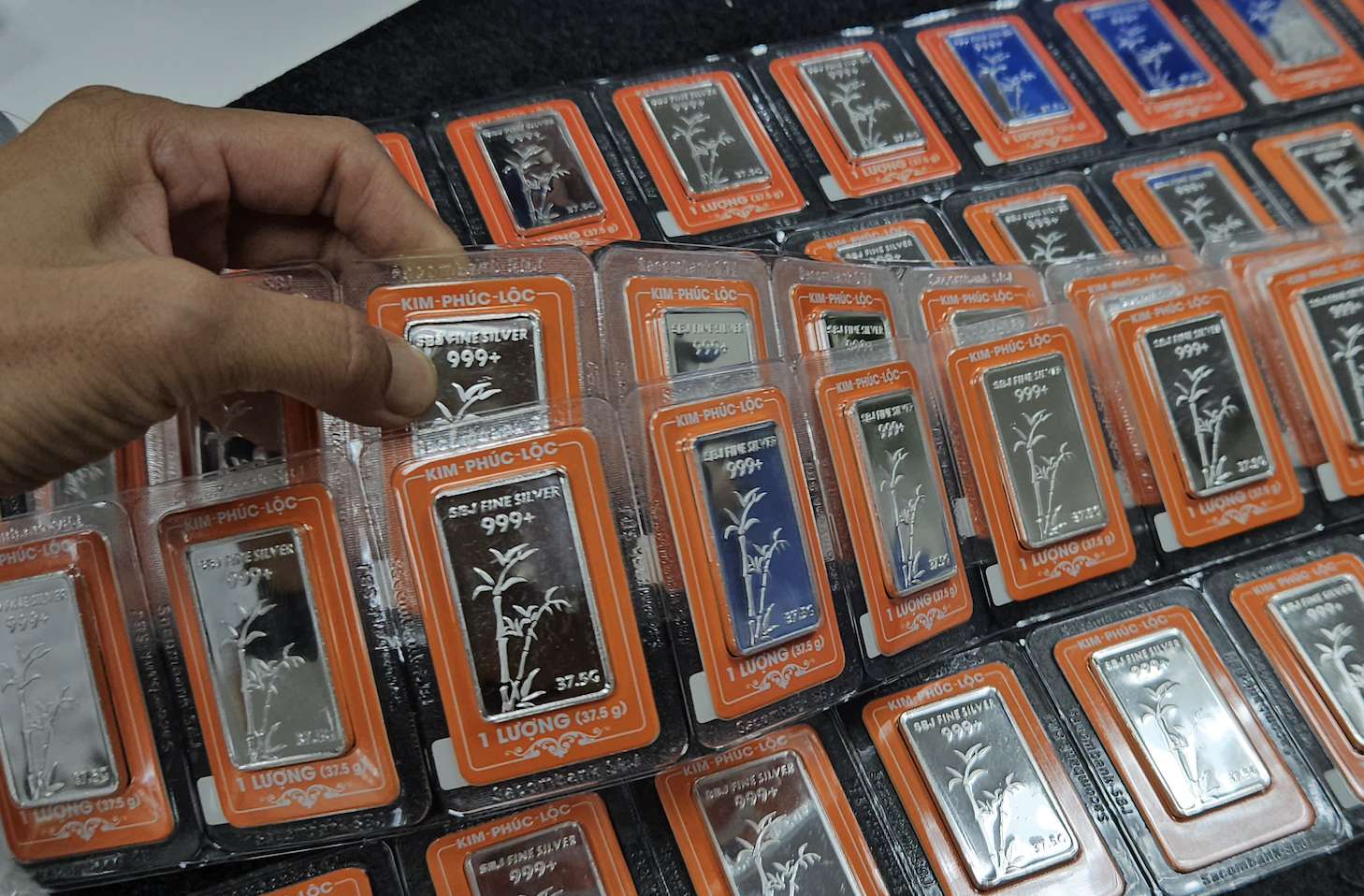 Giá bạc lao dốc rồi bật tăng, chuyên gia nêu lý do "không nên mua thêm"- Ảnh 1. Giá bạc lao dốc rồi bật tăng, chuyên gia nêu lý do "không nên mua thêm"- Ảnh 1.