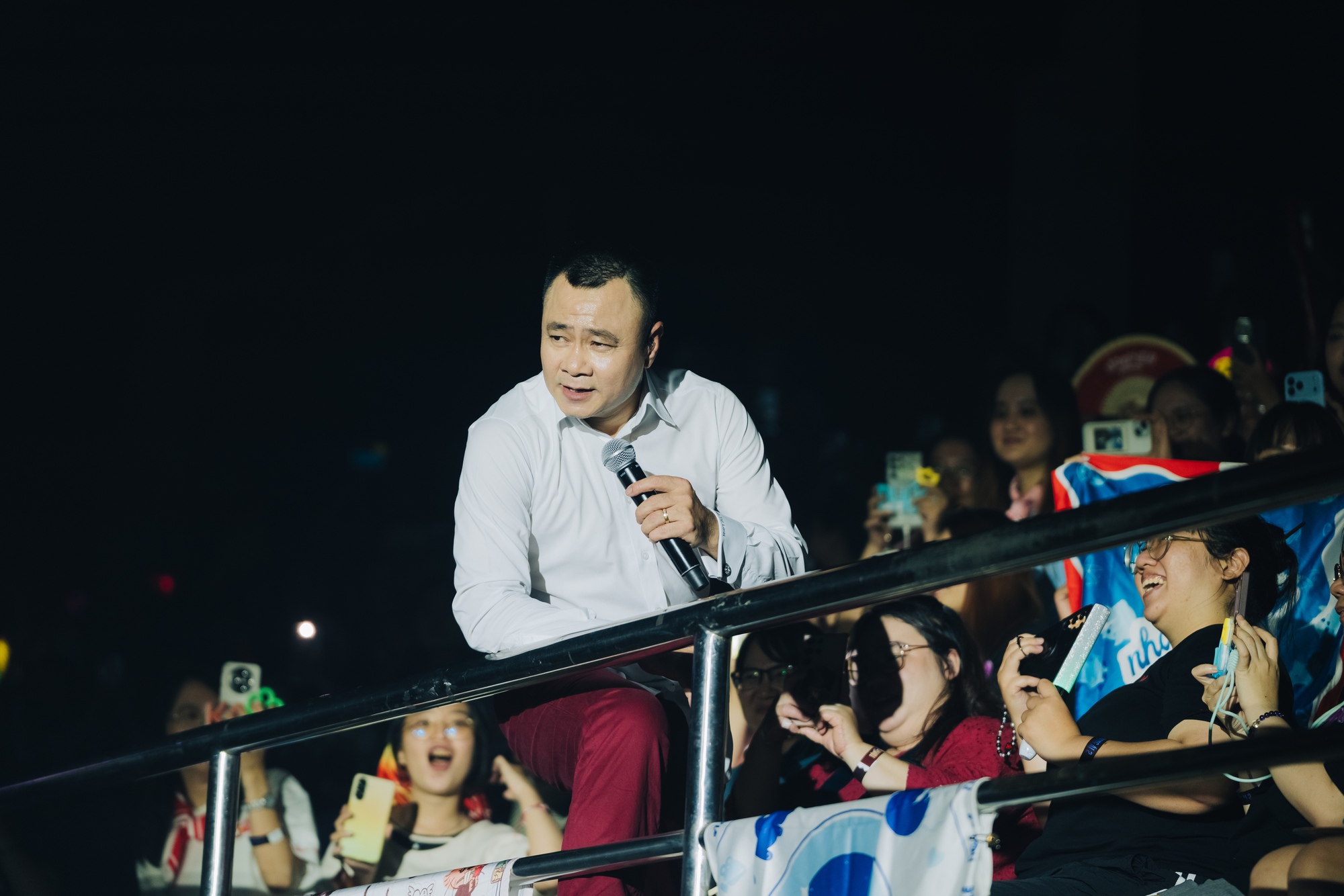 Hành động kỳ lạ của Tự Long- Ảnh 3.