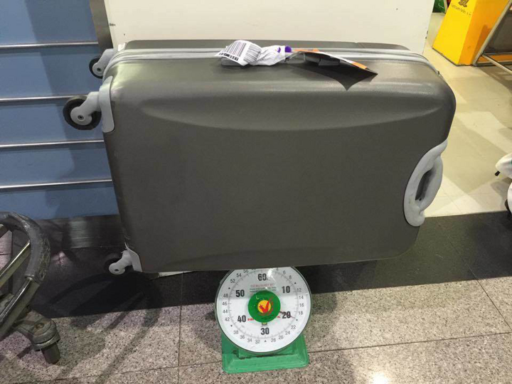 Cân hành lý ở cửa ra máy bay: Không phải làm khó mà vì an toàn, công bằng- Ảnh 1. Cân hành lý ở cửa ra máy bay: Không phải làm khó mà vì an toàn, công bằng- Ảnh 1.