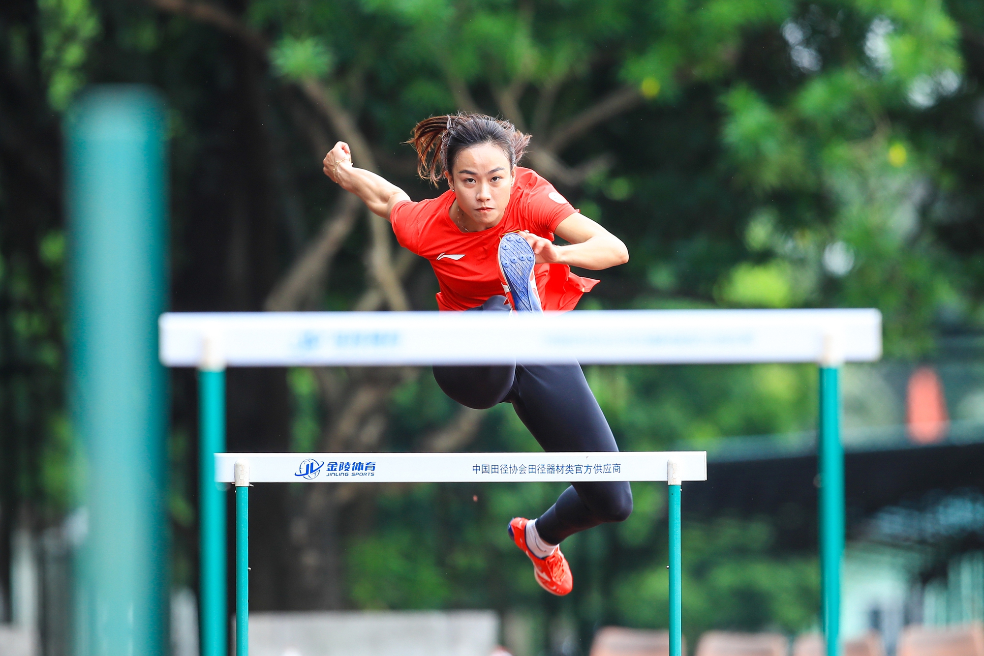 Hotgirl điền kinh khoe cơ bụng 6 múi, “mướt mồ hôi” trên đường đua SEA Games 33- Ảnh 2.