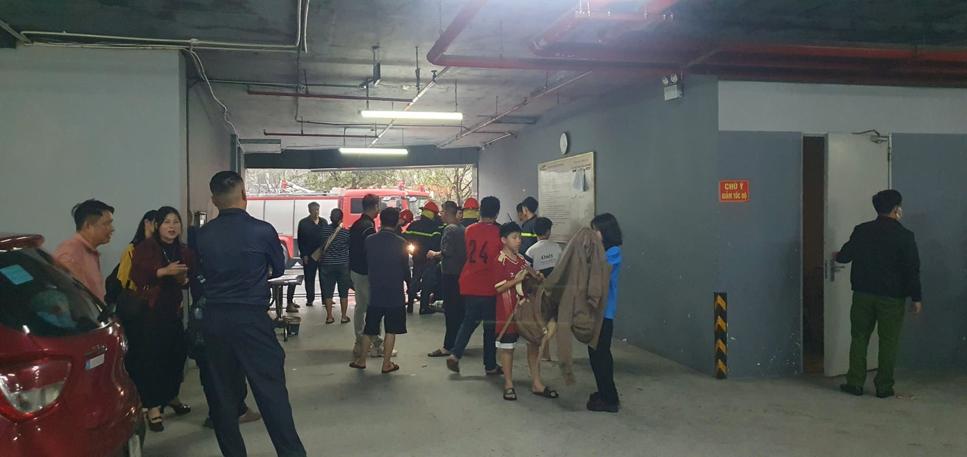 Cháy căn hộ chung cư vào rạng sáng, nhiều người dân hoảng hốt- Ảnh 4.