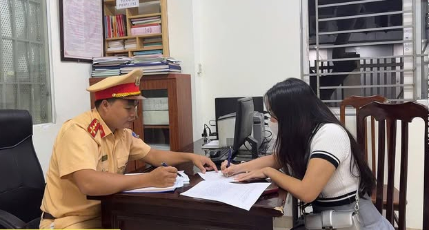 CSGT vừa xử phạt 1 cô gái có hành vi mà rất nhiều người Việt mắc phải, mức phạt tối đa lên đến 14 triệu đồng- Ảnh 1. CSGT vừa xử phạt 1 cô gái có hành vi mà rất nhiều người Việt mắc phải, mức phạt tối đa lên đến 14 triệu đồng- Ảnh 1.