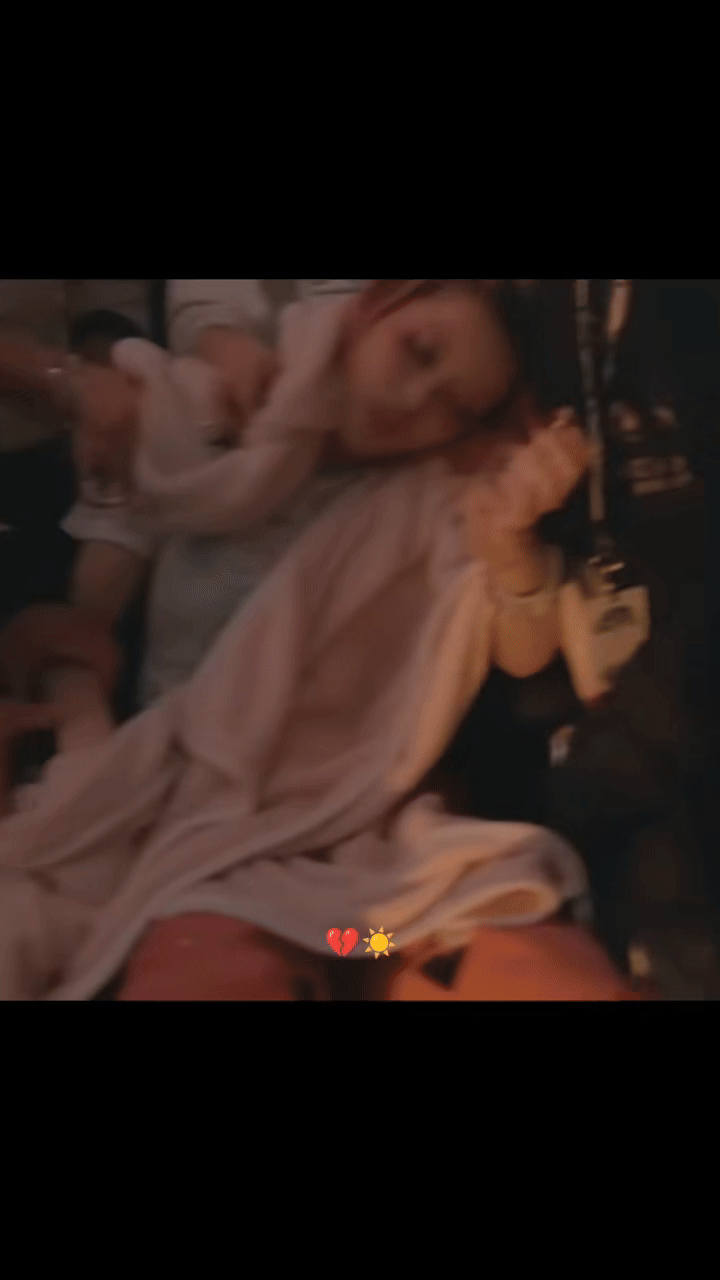 Nữ ca sĩ lên cơn động kinh gây sốc, chân tay co quắp đến bất tỉnh- Ảnh 2. Nữ ca sĩ lên cơn động kinh gây sốc, chân tay co quắp đến bất tỉnh- Ảnh 2.