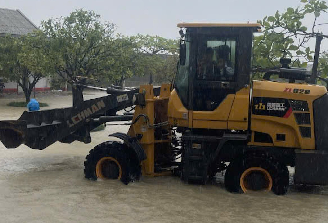 Mưa lớn, ngập sâu, phụ huynh dùng thuyền thúng, xe tải đến trường đón con- Ảnh 10. Mưa lớn, ngập sâu, phụ huynh dùng thuyền thúng, xe tải đến trường đón con- Ảnh 10.