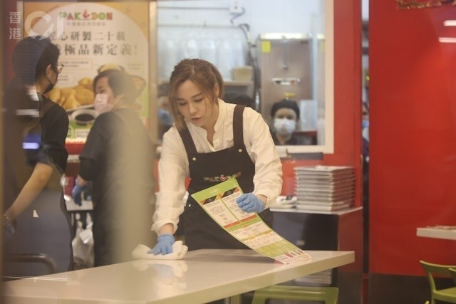 Mỹ nhân showbiz tháo chạy khỏi bạn trai giám đốc, giờ đi rửa chén làm phục vụ kiếm sống- Ảnh 4. Mỹ nhân showbiz tháo chạy khỏi bạn trai giám đốc, giờ đi rửa chén làm phục vụ kiếm sống- Ảnh 4.