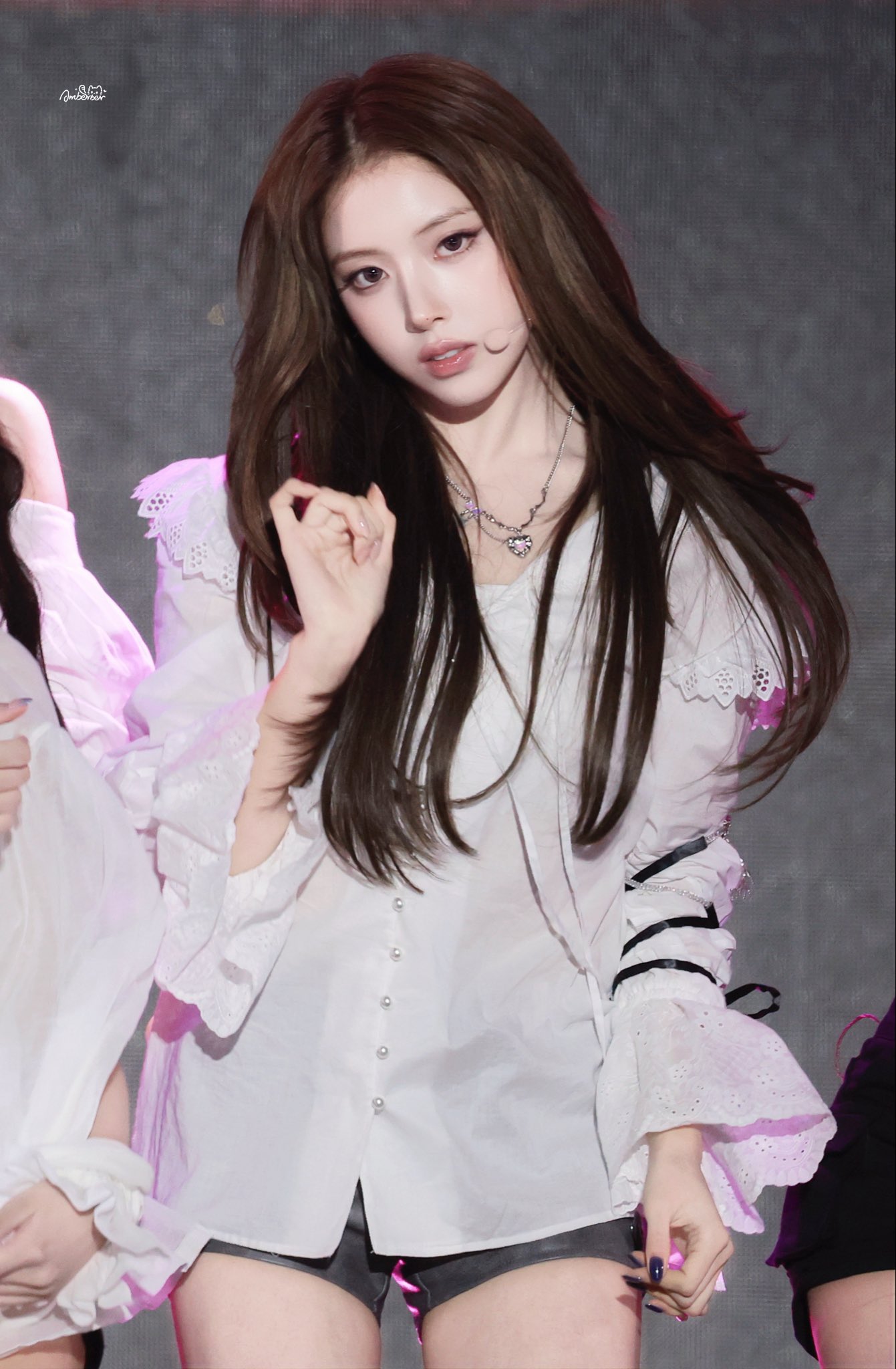 Gọi nữ idol này là tiêu chuẩn sắc đẹp mới của Kpop cũng không ngoa, chỉ một ánh nhìn xứng đáng 800 triệu view- Ảnh 6. Gọi nữ idol này là tiêu chuẩn sắc đẹp mới của Kpop cũng không ngoa, chỉ một ánh nhìn xứng đáng 800 triệu view- Ảnh 6.