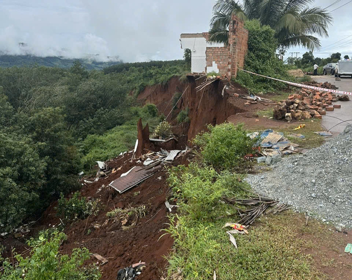 Ngập lụt và sạt lở nhiều nơi ở Gia Lai, hơn 2.600 học sinh nghỉ học- Ảnh 4.