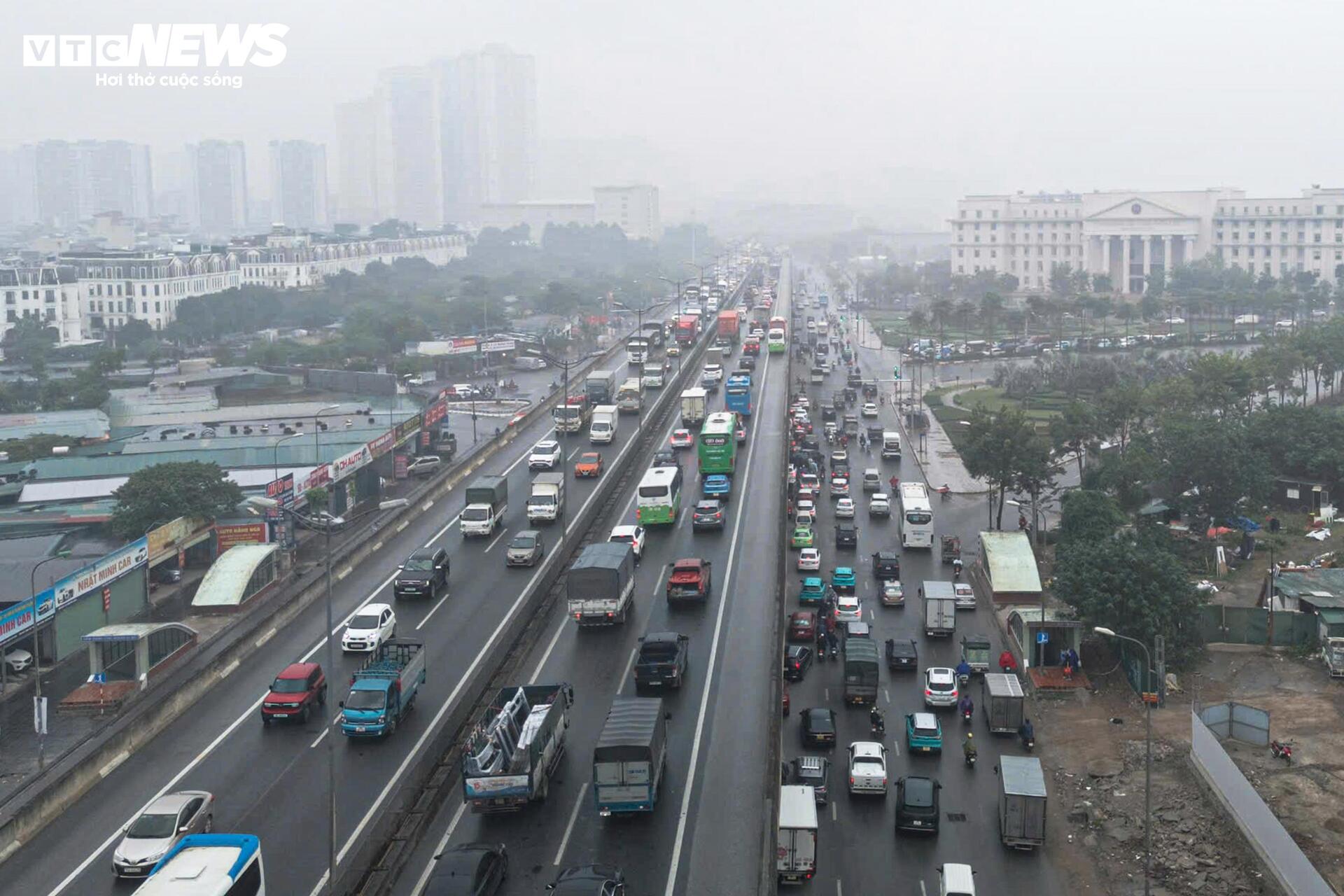 Hà Nội mịt mờ trong mưa lạnh, đường phố ùn tắc đến gần trưa- Ảnh 13.