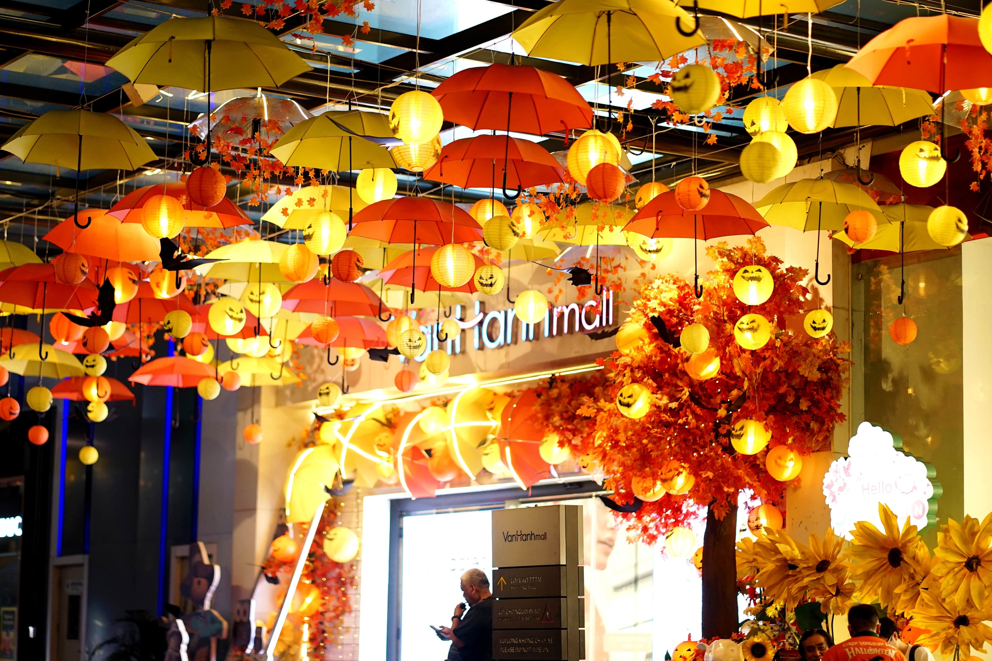 [CLIP] Halloween sớm: Giới trẻ đổ ra Bùi Viện hoá trang vô cùng kinh dị, Vạn Hạnh Mall hóa kỳ ảo- Ảnh 8.