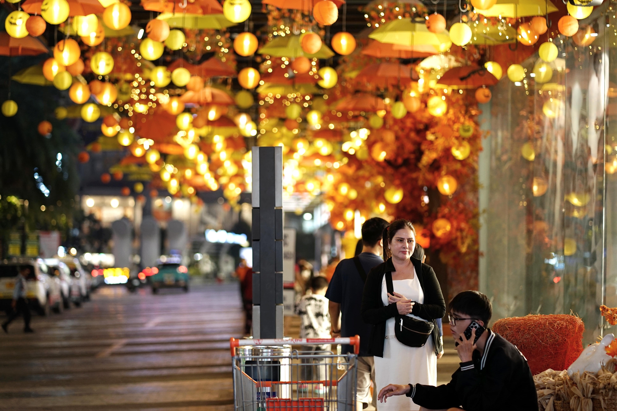 [CLIP] Halloween sớm: Giới trẻ đổ ra Bùi Viện hoá trang vô cùng kinh dị, Vạn Hạnh Mall hóa kỳ ảo- Ảnh 9.