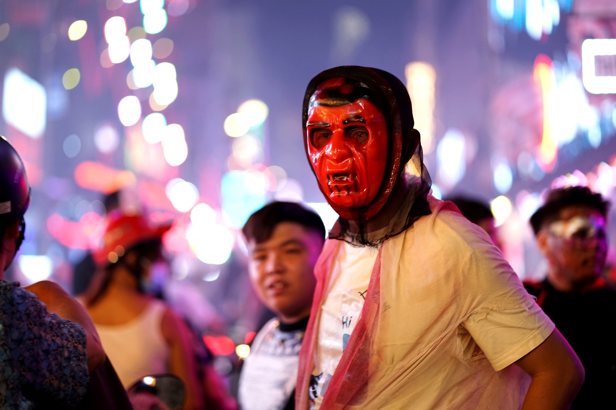 [CLIP] Halloween sớm: Giới trẻ đổ ra Bùi Viện hoá trang vô cùng kinh dị, Vạn Hạnh Mall hóa kỳ ảo- Ảnh 2.