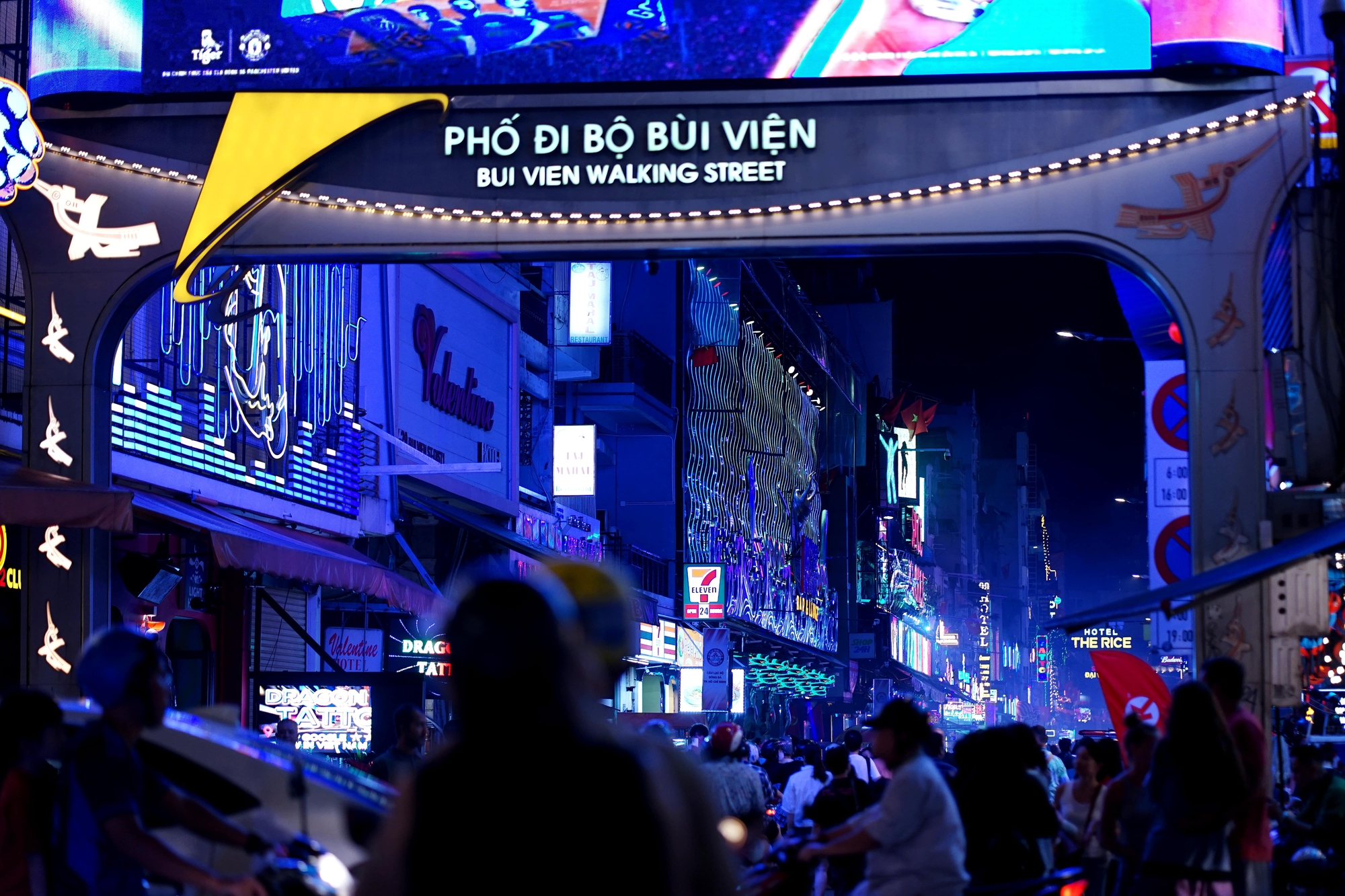 [CLIP] Halloween sớm: Giới trẻ đổ ra Bùi Viện hoá trang vô cùng kinh dị, Vạn Hạnh Mall hóa kỳ ảo- Ảnh 1.