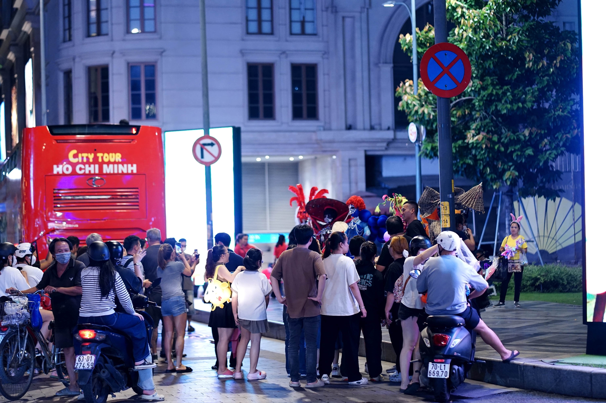 [CLIP] Halloween sớm: Giới trẻ đổ ra Bùi Viện hoá trang vô cùng kinh dị, Vạn Hạnh Mall hóa kỳ ảo- Ảnh 4.