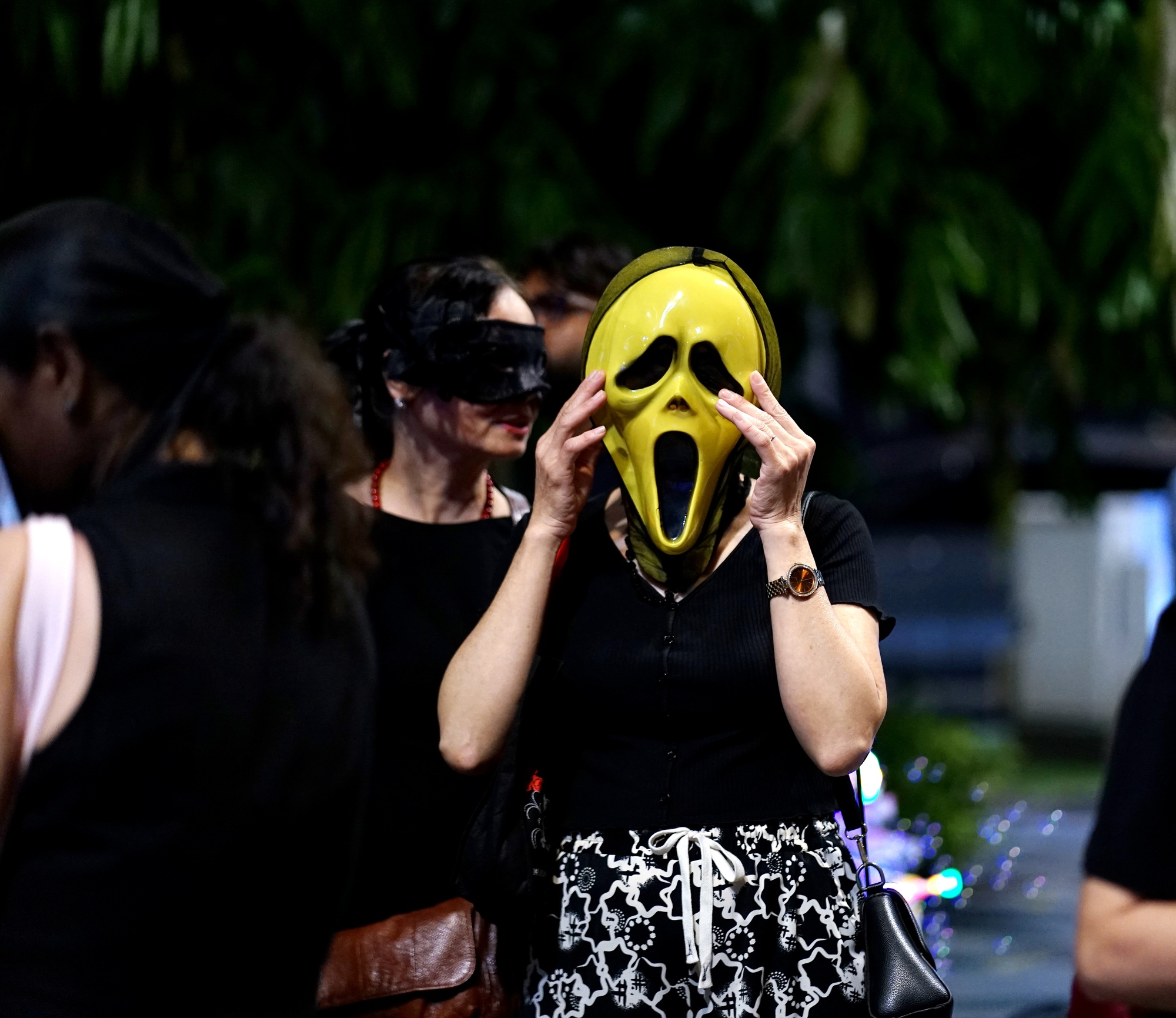 [CLIP] Halloween sớm: Giới trẻ đổ ra Bùi Viện hoá trang vô cùng kinh dị, Vạn Hạnh Mall hóa kỳ ảo- Ảnh 7.