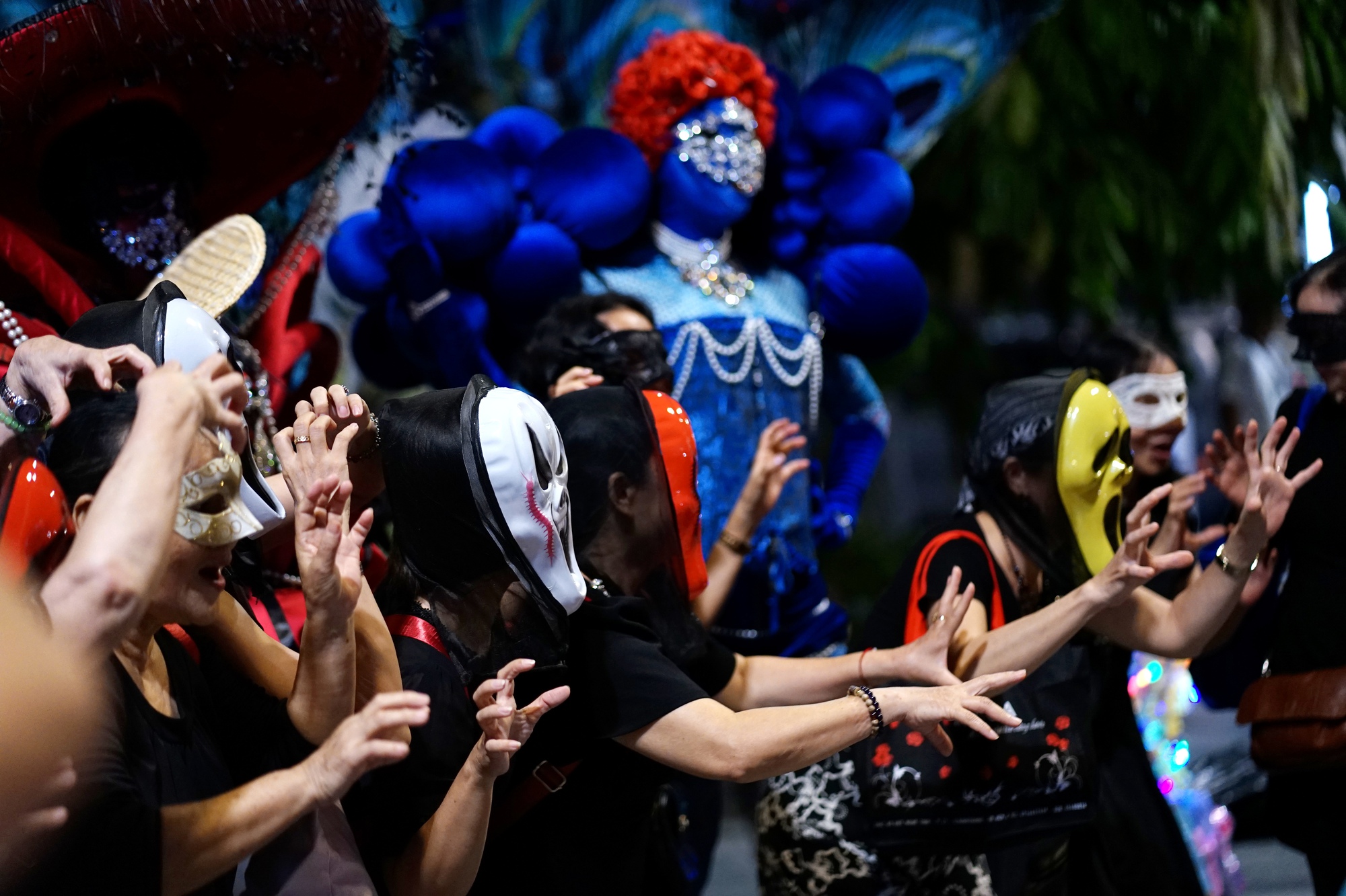 [CLIP] Halloween sớm: Giới trẻ đổ ra Bùi Viện hoá trang vô cùng kinh dị, Vạn Hạnh Mall hóa kỳ ảo- Ảnh 6.