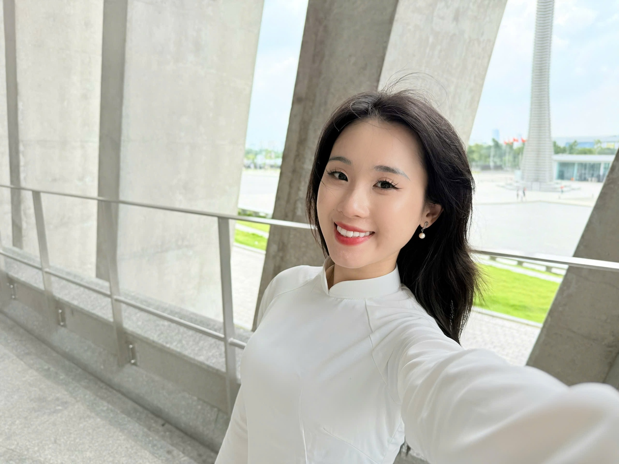 Chân dung cô gái 22 tuổi đi "bán mộ"- Ảnh 4. Chân dung cô gái 22 tuổi đi "bán mộ"- Ảnh 4.