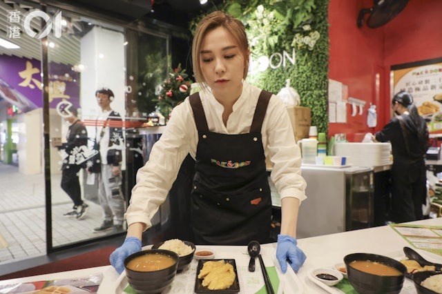 Mỹ nhân showbiz tháo chạy khỏi bạn trai giám đốc, giờ đi rửa chén làm phục vụ kiếm sống- Ảnh 3. Mỹ nhân showbiz tháo chạy khỏi bạn trai giám đốc, giờ đi rửa chén làm phục vụ kiếm sống- Ảnh 3.