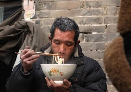 Bác sĩ Trung Quốc khuyên khi ăn làm 1 việc, người Việt đã quen làm từ nhỏ- Ảnh 1. Bác sĩ Trung Quốc khuyên khi ăn làm 1 việc, người Việt đã quen làm từ nhỏ- Ảnh 1.