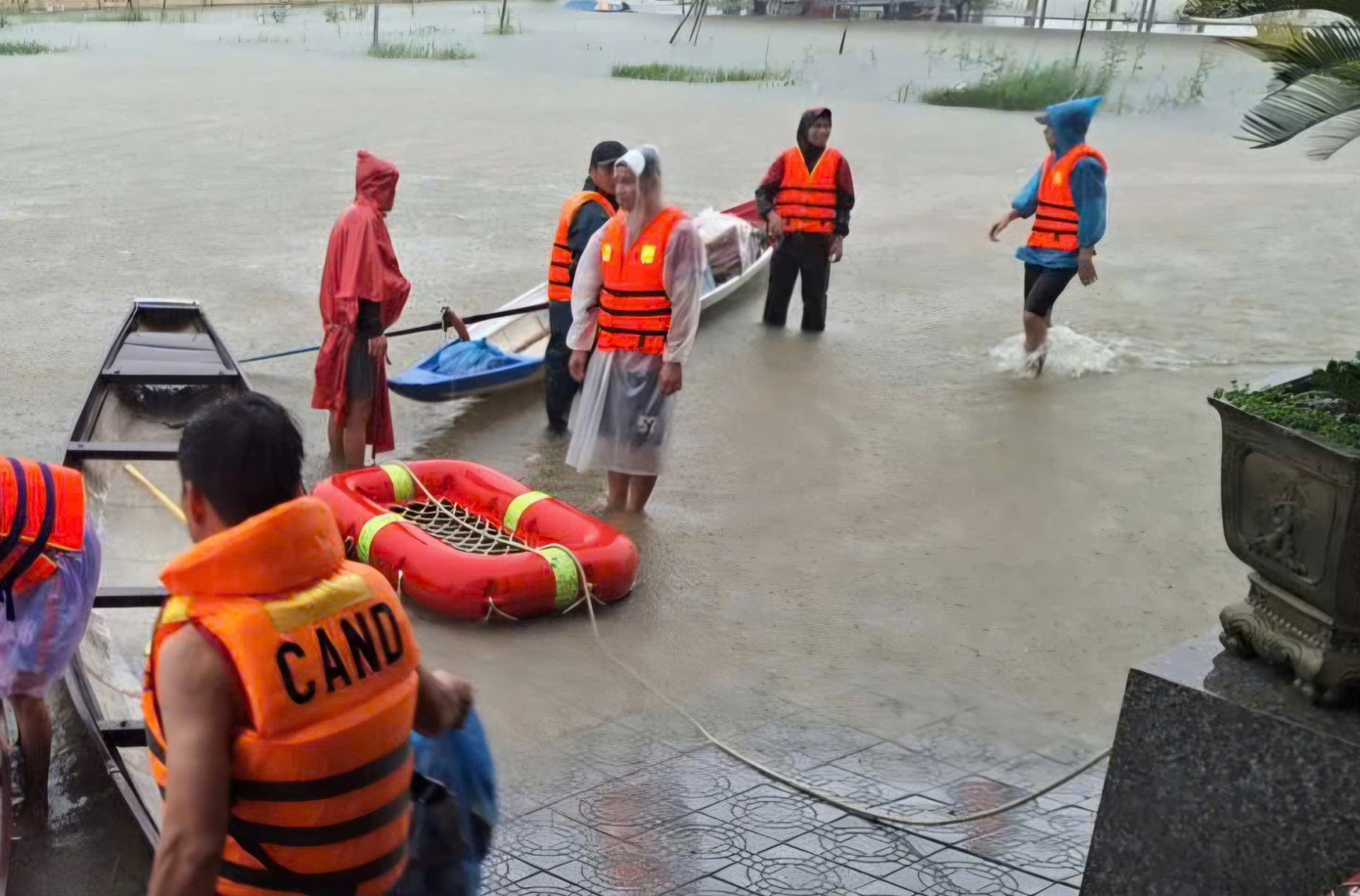 6 người đi cứu trợ bị lật ghe giữa mưa lũ tại Huế- Ảnh 1. 6 người đi cứu trợ bị lật ghe giữa mưa lũ tại Huế- Ảnh 1.