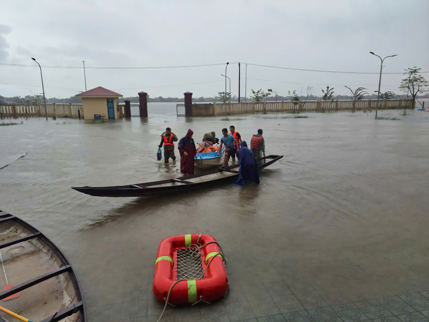 6 người đi cứu trợ bị lật ghe giữa mưa lũ tại Huế- Ảnh 2. 6 người đi cứu trợ bị lật ghe giữa mưa lũ tại Huế- Ảnh 2.