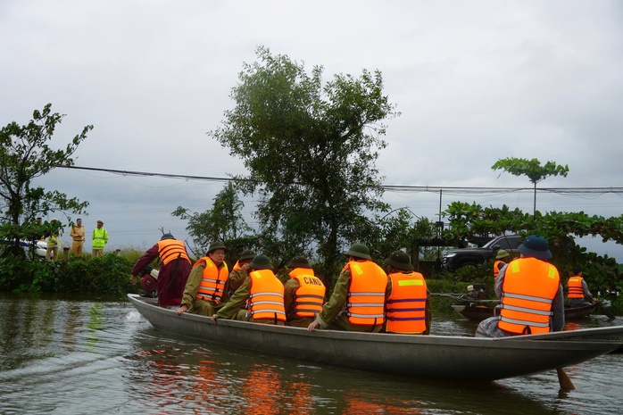 Mưa lũ lịch sử ở miền Trung làm 22 người chết, mất tích- Ảnh 1. Mưa lũ lịch sử ở miền Trung làm 22 người chết, mất tích- Ảnh 1.