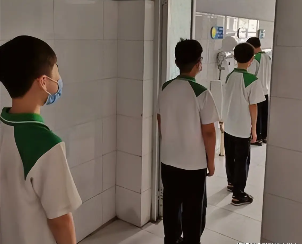 Nhà vệ sinh nam "kỳ cục" khiến phụ huynh phải thốt lên: Ai nghĩ ra thiết kế này vậy?- Ảnh 2. Nhà vệ sinh nam "kỳ cục" khiến phụ huynh phải thốt lên: Ai nghĩ ra thiết kế này vậy?- Ảnh 2.