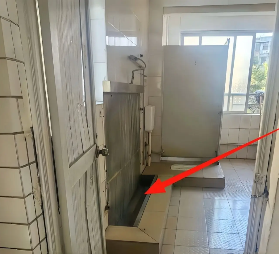 Nhà vệ sinh nam "kỳ cục" khiến phụ huynh phải thốt lên: Ai nghĩ ra thiết kế này vậy?- Ảnh 1. Nhà vệ sinh nam "kỳ cục" khiến phụ huynh phải thốt lên: Ai nghĩ ra thiết kế này vậy?- Ảnh 1.