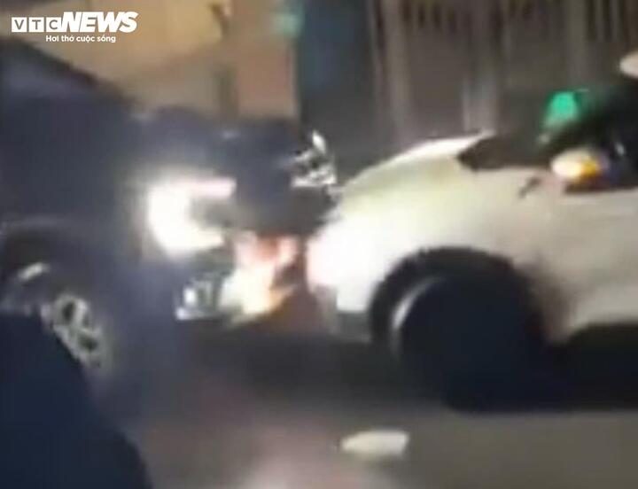 "Ma men" lái ô tô tông xe, tát tài xế taxi, bóp cổ hành khách rồi bỏ chạy- Ảnh 2. "Ma men" lái ô tô tông xe, tát tài xế taxi, bóp cổ hành khách rồi bỏ chạy- Ảnh 2.