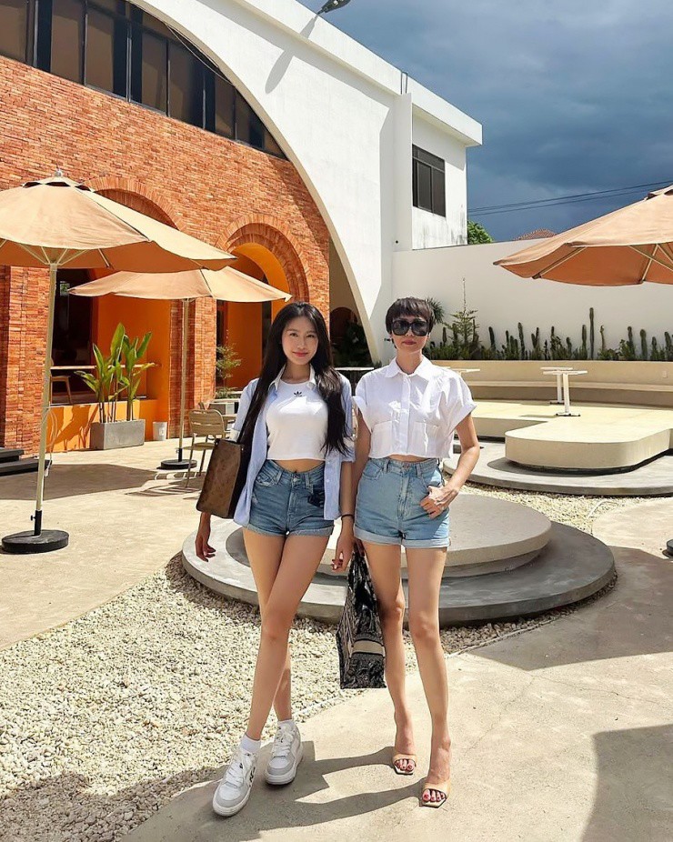 Mẹ vợ Đoàn Văn Hậu U50 cỡ này khiến hội gái trẻ rần rần xin vía: Có "thuốc chống già" cực tốt cho nội tiết, collagen căng tràn từ bên trong nhiều sao Việt cũng mê dùng- Ảnh 7. Mẹ vợ Đoàn Văn Hậu U50 cỡ này khiến hội gái trẻ rần rần xin vía: Có "thuốc chống già" cực tốt cho nội tiết, collagen căng tràn từ bên trong nhiều sao Việt cũng mê dùng- Ảnh 7.