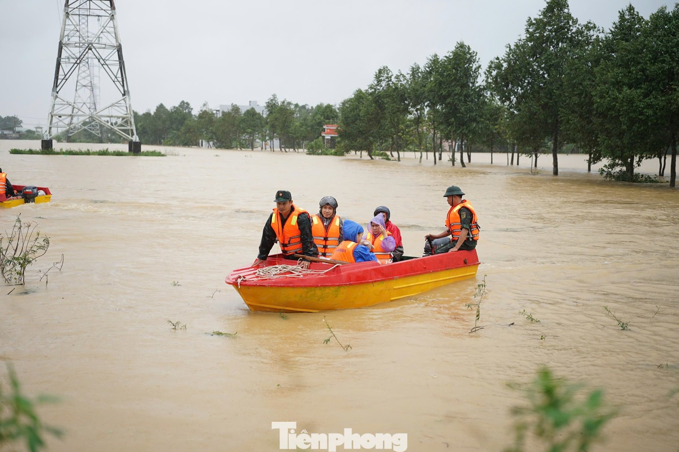 18 người chết, mất tích vì mưa lũ miền Trung, Đà Nẵng thiệt hại nặng nhất- Ảnh 3. 18 người chết, mất tích vì mưa lũ miền Trung, Đà Nẵng thiệt hại nặng nhất- Ảnh 3.