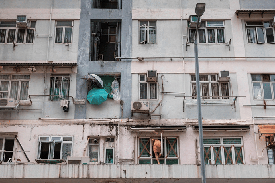 Phía sau ánh đèn đô thị: Thất nghiệp, 4 người chen chúc trong căn nhà 7m2 và nỗi tự ti trong mắt con trẻ- Ảnh 3. Phía sau ánh đèn đô thị: Thất nghiệp, 4 người chen chúc trong căn nhà 7m2 và nỗi tự ti trong mắt con trẻ- Ảnh 3.