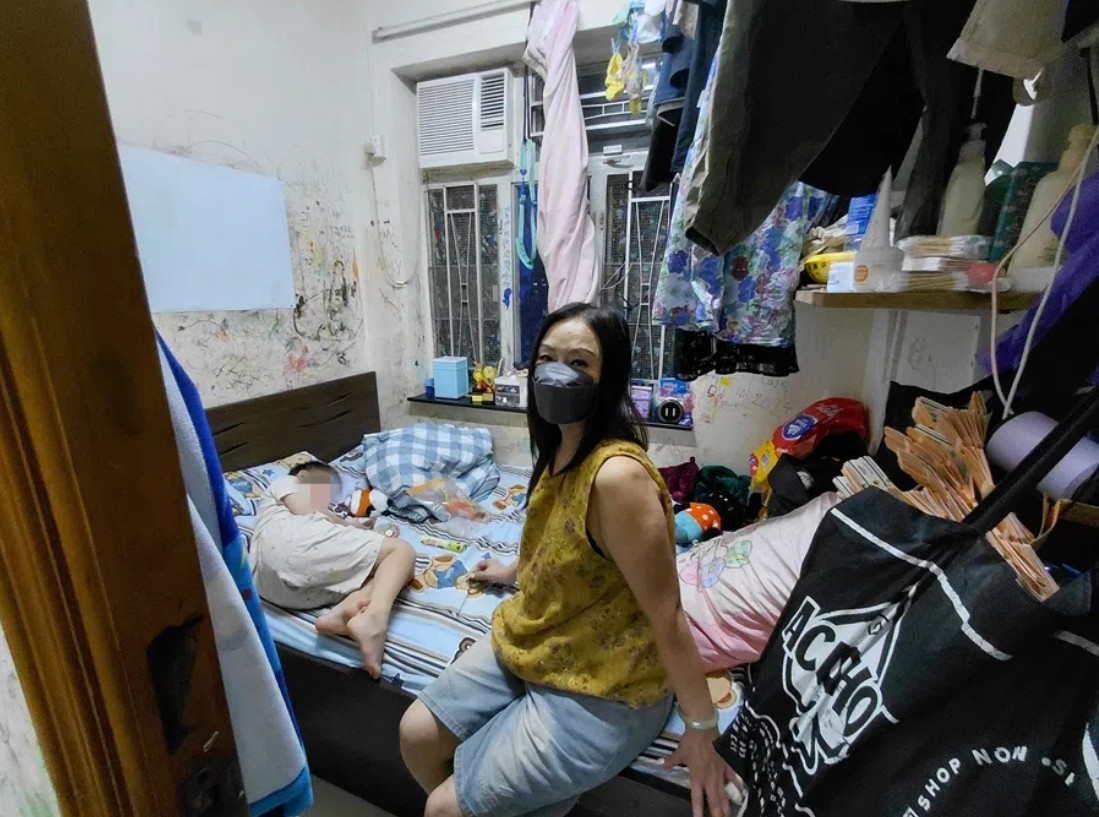 Phía sau ánh đèn đô thị: Thất nghiệp, 4 người chen chúc trong căn nhà 7m2 và nỗi tự ti trong mắt con trẻ- Ảnh 1. Phía sau ánh đèn đô thị: Thất nghiệp, 4 người chen chúc trong căn nhà 7m2 và nỗi tự ti trong mắt con trẻ- Ảnh 1.