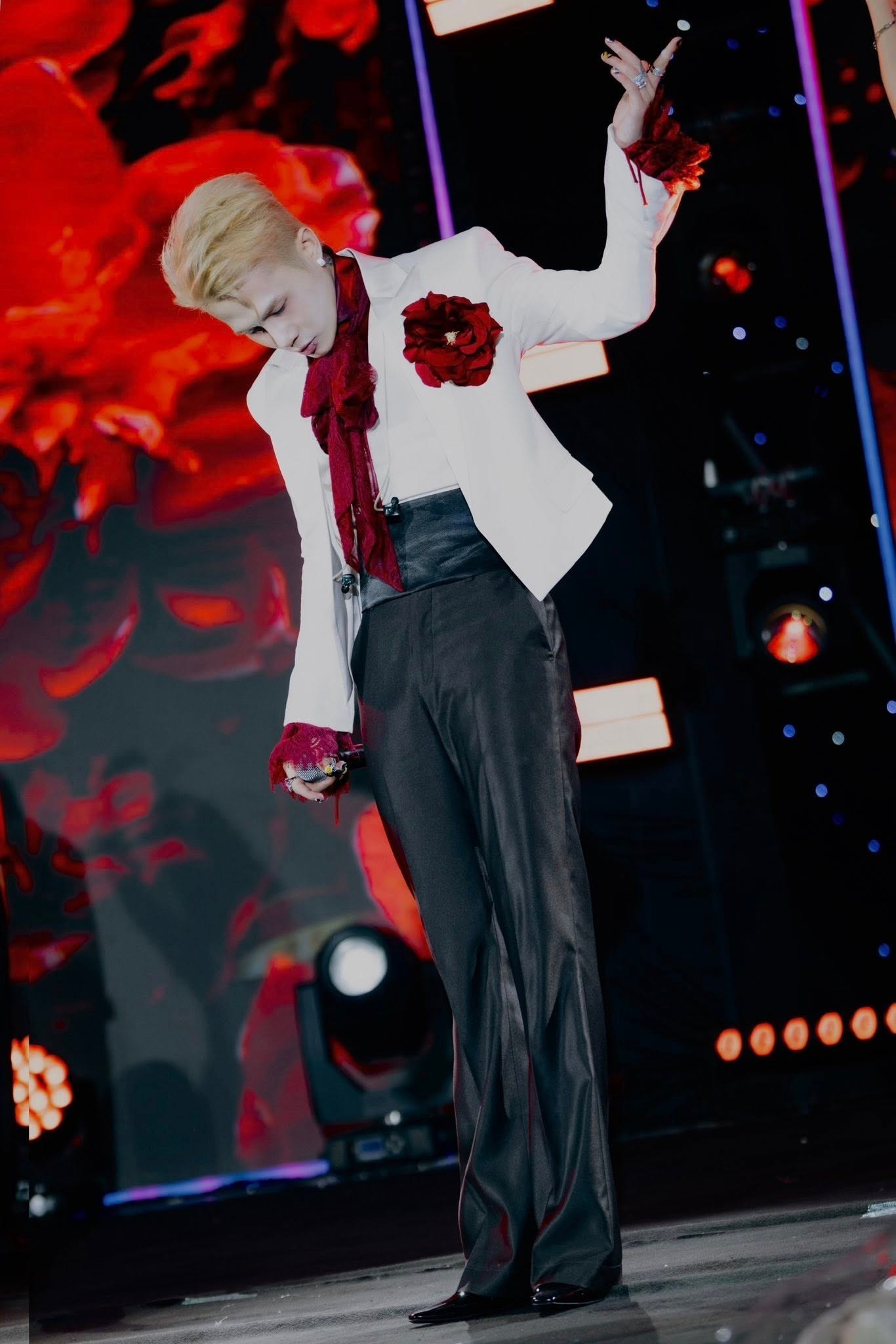 Lệch chuẩn văn hóa: Nghệ sĩ đối mặt chế tài kép- Ảnh 1. Lệch chuẩn văn hóa: Nghệ sĩ đối mặt chế tài kép- Ảnh 1.