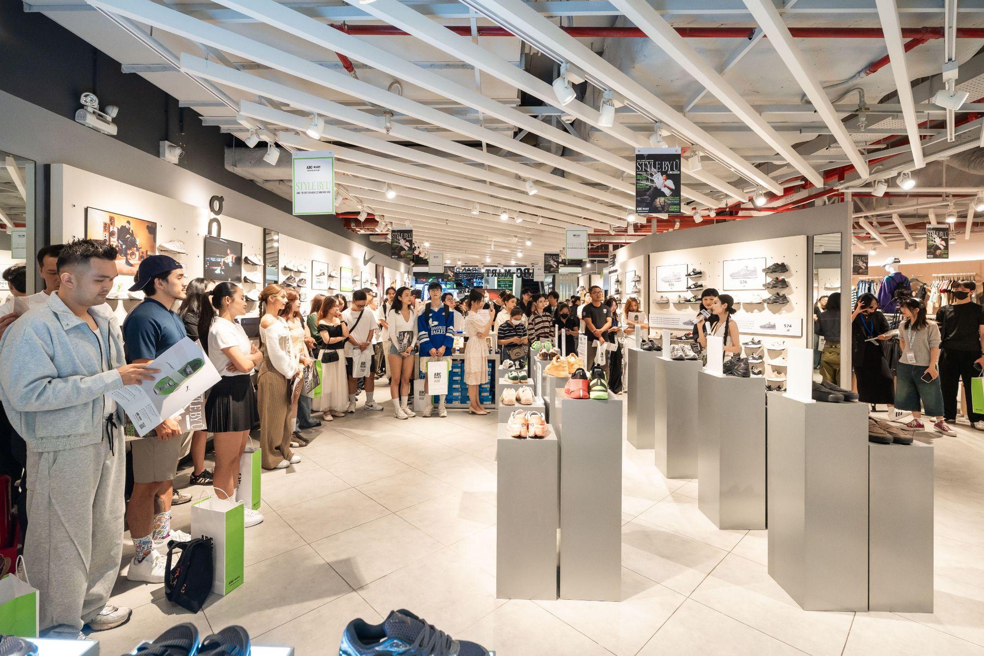 ABC-MART ra mắt BST áo thun và giày thể thao độc quyền – khuấy động mùa Thu Đông 2025- Ảnh 2.