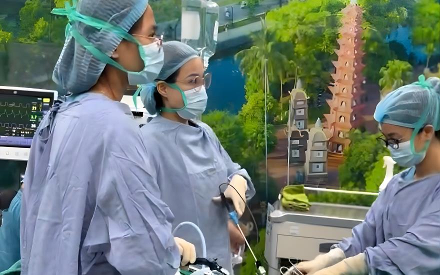 Phẫu thuật loại bỏ u quái buồng trứng chứa đầy tóc, xương và răng- Ảnh 1. Phẫu thuật loại bỏ u quái buồng trứng chứa đầy tóc, xương và răng- Ảnh 1.