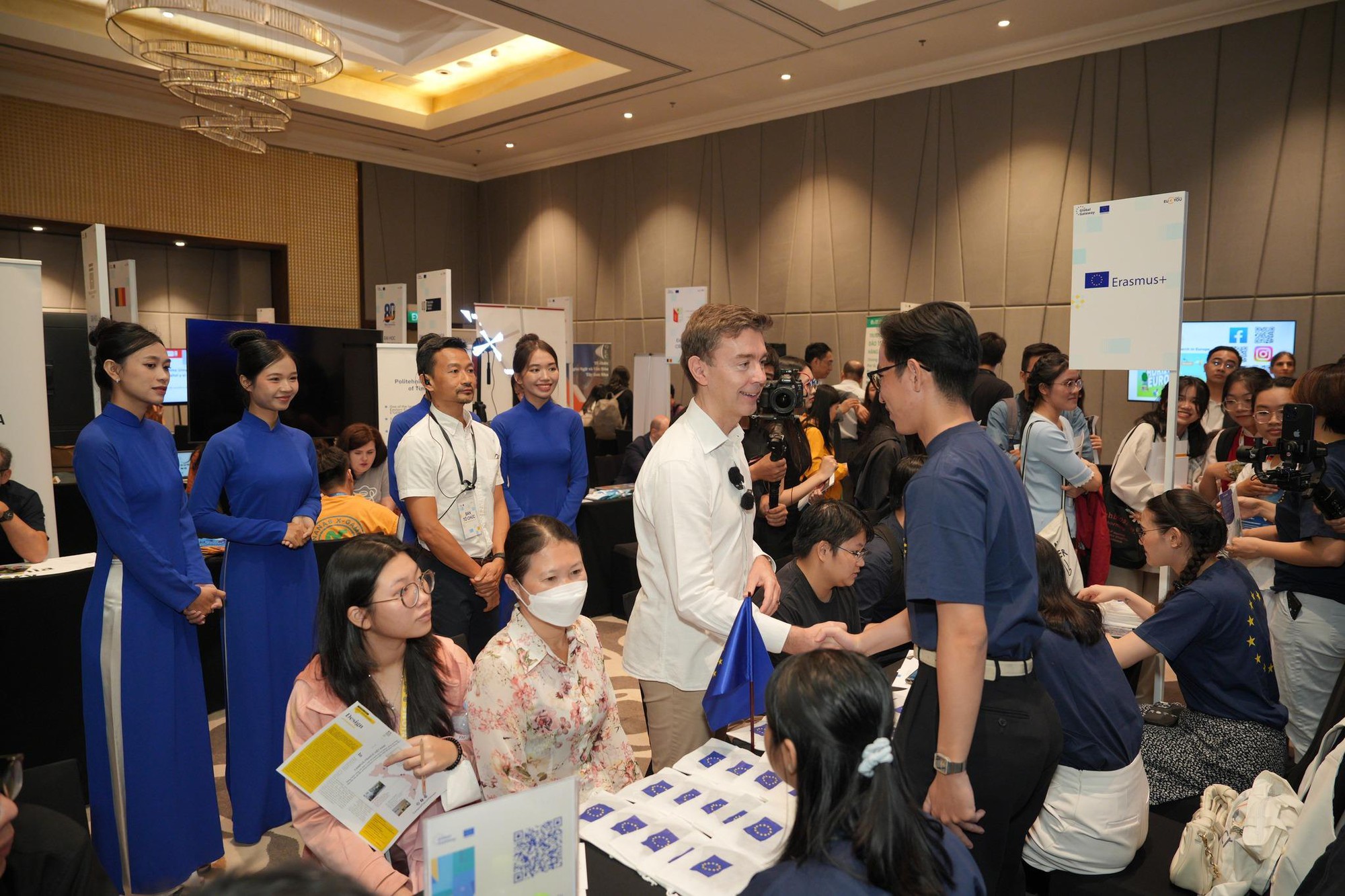 Tuần lễ Giáo dục Châu Âu 2025: Tri thức là nguồn năng lượng cho sự đổi mới và phát triển bền vững- Ảnh 2. Tuần lễ Giáo dục Châu Âu 2025: Tri thức là nguồn năng lượng cho sự đổi mới và phát triển bền vững- Ảnh 2.