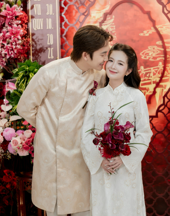 Lễ ăn hỏi Đình Tú - Ngọc Huyền: Cô dâu chú rể lộ diện quá đẹp đôi!- Ảnh 1.