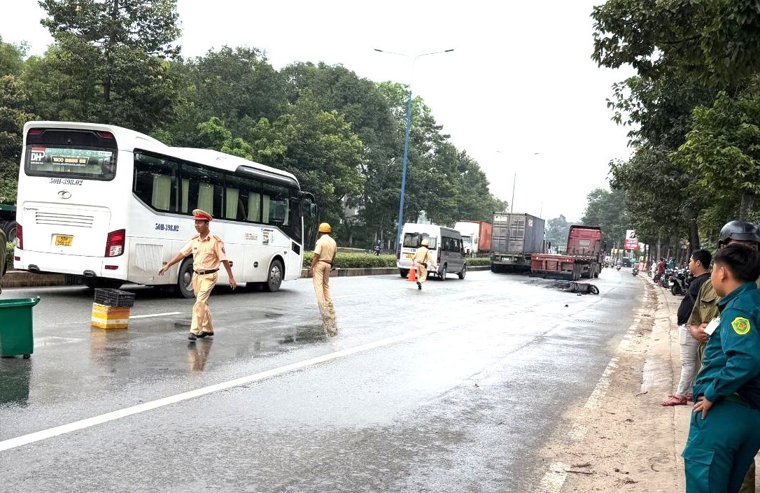 Người phụ nữ tử vong dưới bánh xe đầu kéo container trên đường đi thăm con- Ảnh 1.