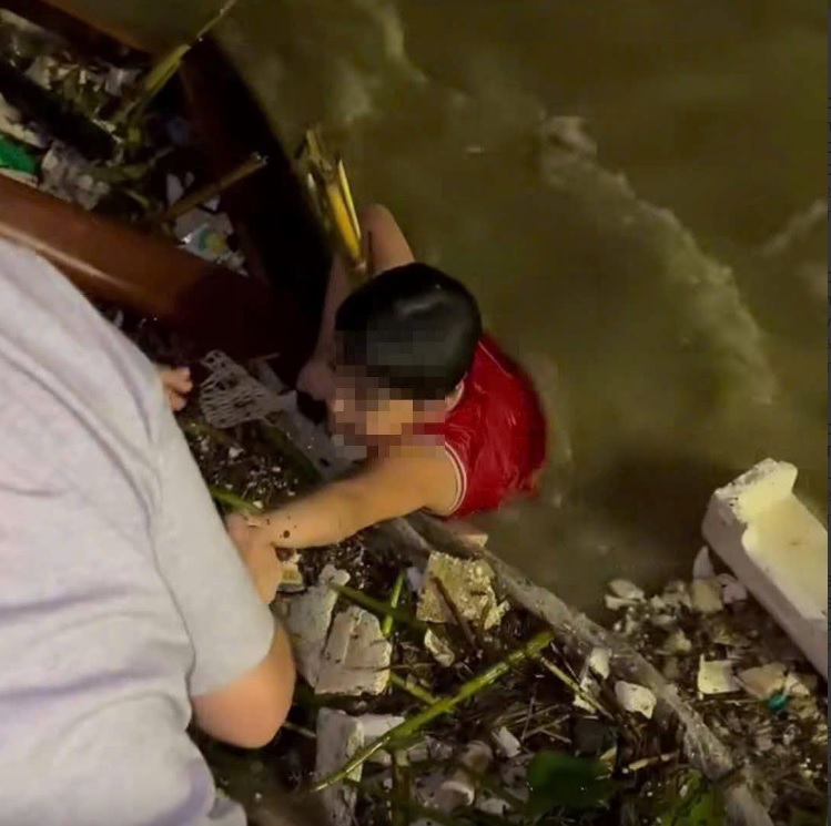 Bé trai trôi dạt giữa sông Hàn trong đêm: Người nhà phát hiện ra nhờ đoạn livestream- Ảnh 1.