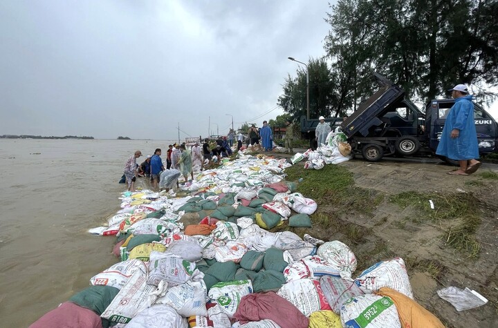 Nghìn người đội mưa 'vá' bờ kè bị sóng đánh tan tác ở Đà Nẵng- Ảnh 1. Nghìn người đội mưa 'vá' bờ kè bị sóng đánh tan tác ở Đà Nẵng- Ảnh 1.