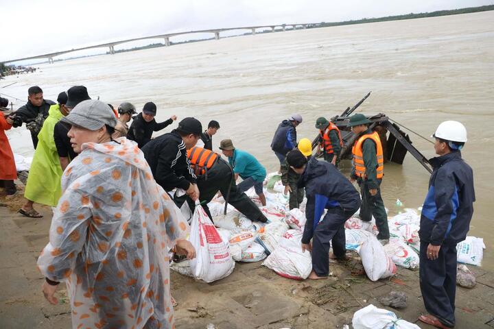 Nghìn người đội mưa 'vá' bờ kè bị sóng đánh tan tác ở Đà Nẵng- Ảnh 2. Nghìn người đội mưa 'vá' bờ kè bị sóng đánh tan tác ở Đà Nẵng- Ảnh 2.