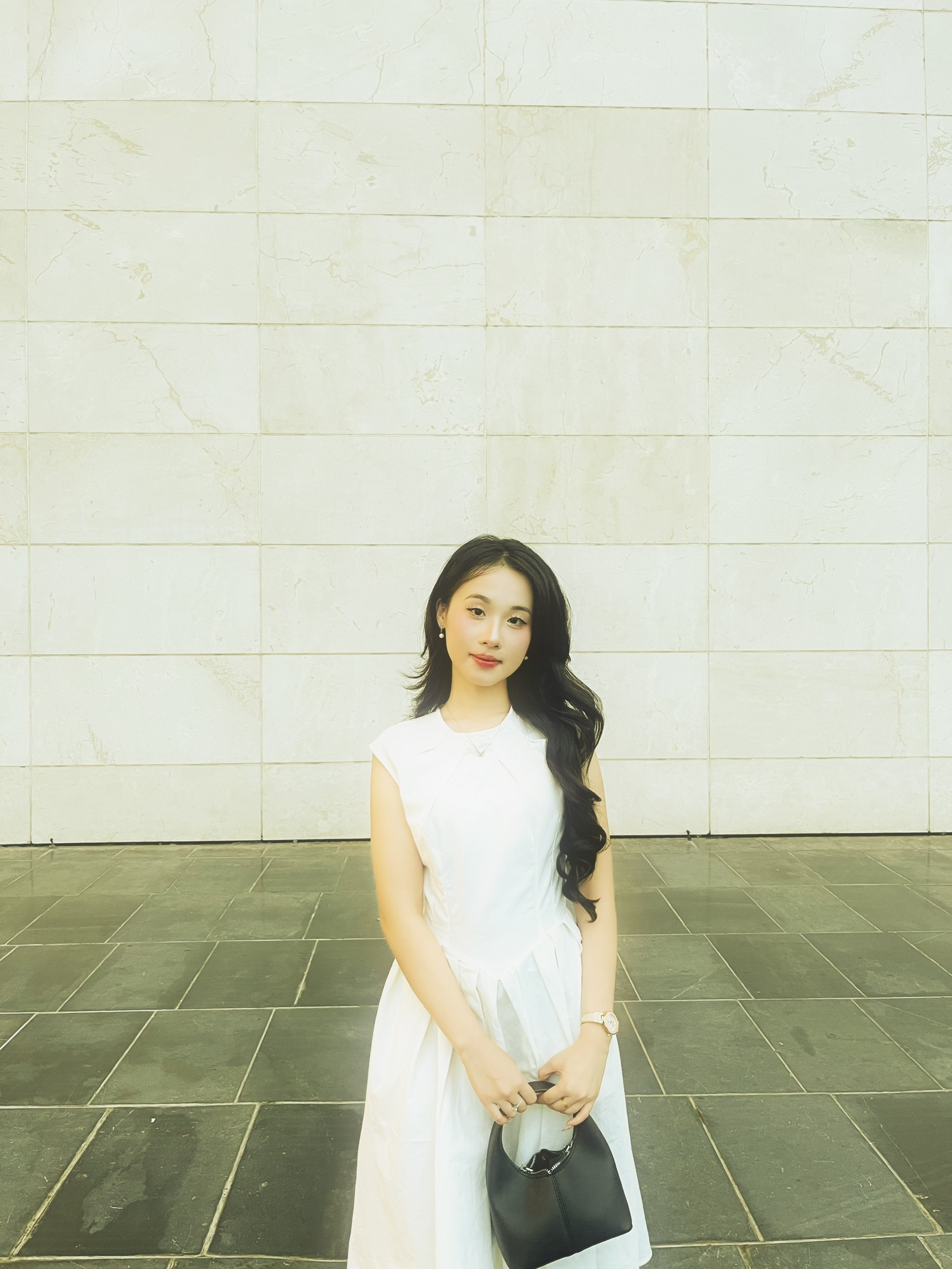 Chân dung cô gái 22 tuổi đi "bán mộ"- Ảnh 5. Chân dung cô gái 22 tuổi đi "bán mộ"- Ảnh 5.