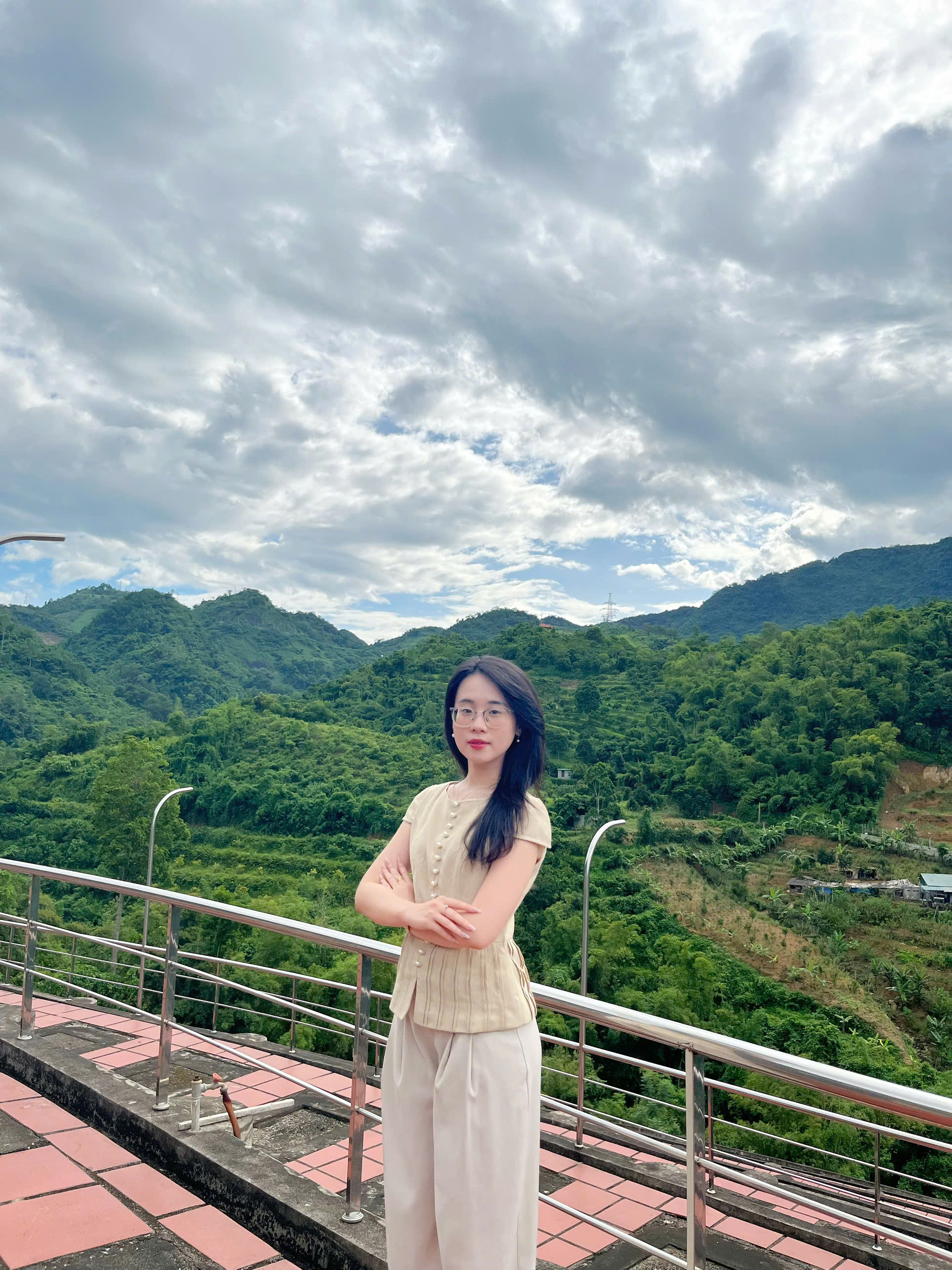 Chân dung cô gái 22 tuổi đi "bán mộ"- Ảnh 1. Chân dung cô gái 22 tuổi đi "bán mộ"- Ảnh 1.