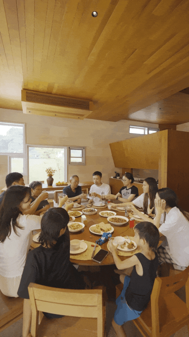 Doanh nhân chi tiền xây nhà 4 tầng to nhất làng cho bố mẹ dưỡng già, đủ chỗ cho đại gia đình 30 thành viên chung sống: “Tôi lãi bất ngờ”- Ảnh 11. Doanh nhân chi tiền xây nhà 4 tầng to nhất làng cho bố mẹ dưỡng già, đủ chỗ cho đại gia đình 30 thành viên chung sống: “Tôi lãi bất ngờ”- Ảnh 11.